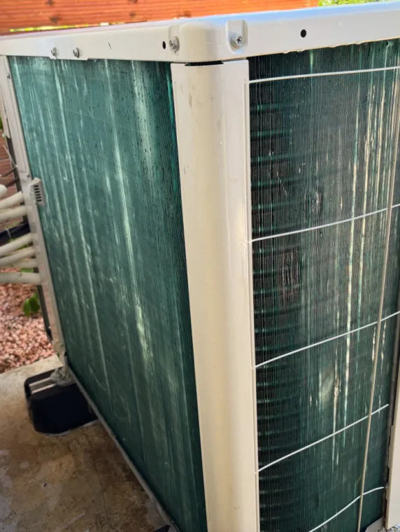 Nettoyage du groupe extérieur de climatisation à Cluses, Annemasse, LASKY RÉFRIGÉRATION
